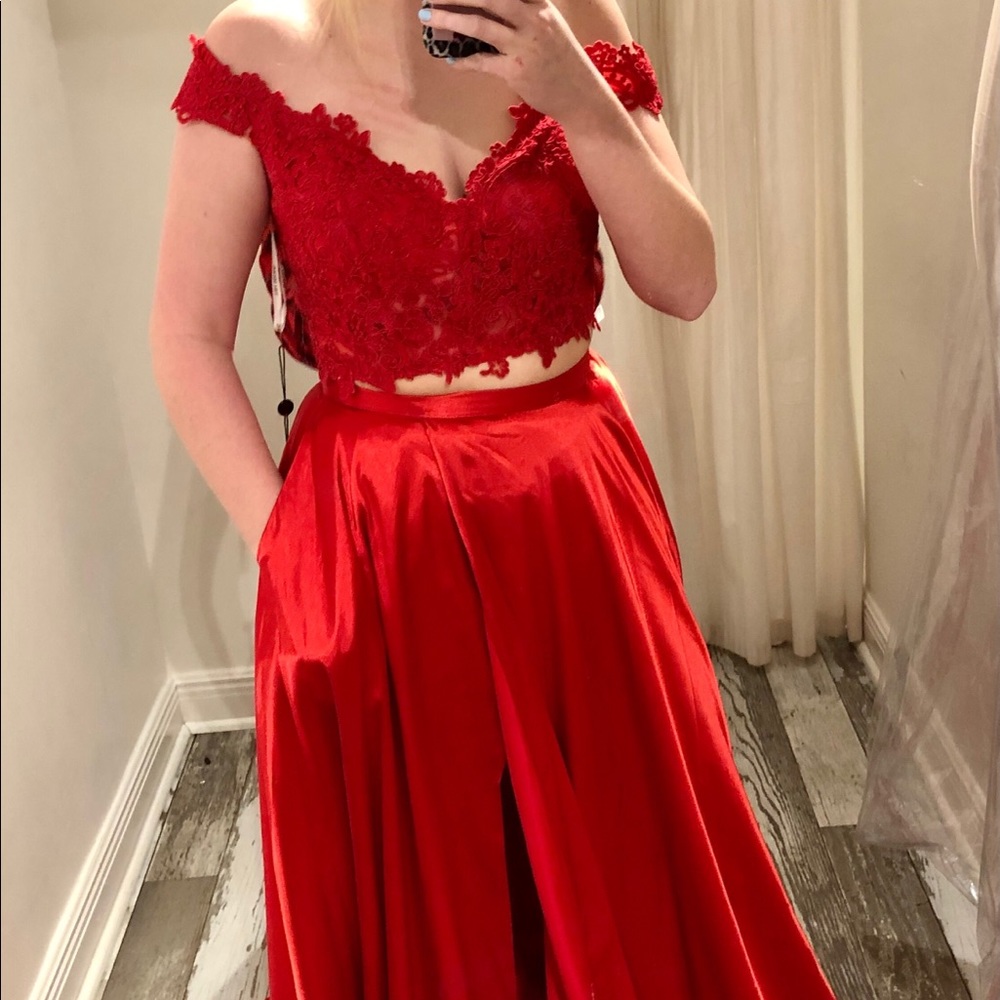 Beautiful gown with pockets! Never worn!
